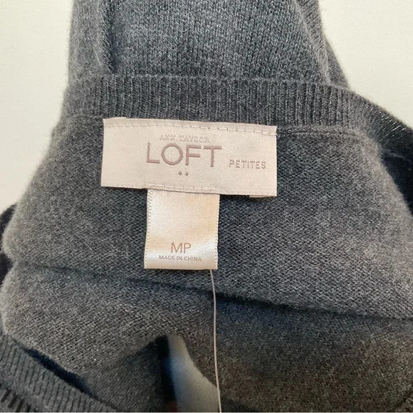 💖HOST PICK💖 NWT Ann Taylor LOFT Dark Gray Top with Beaded Floral Accent - Picture 6 of 8